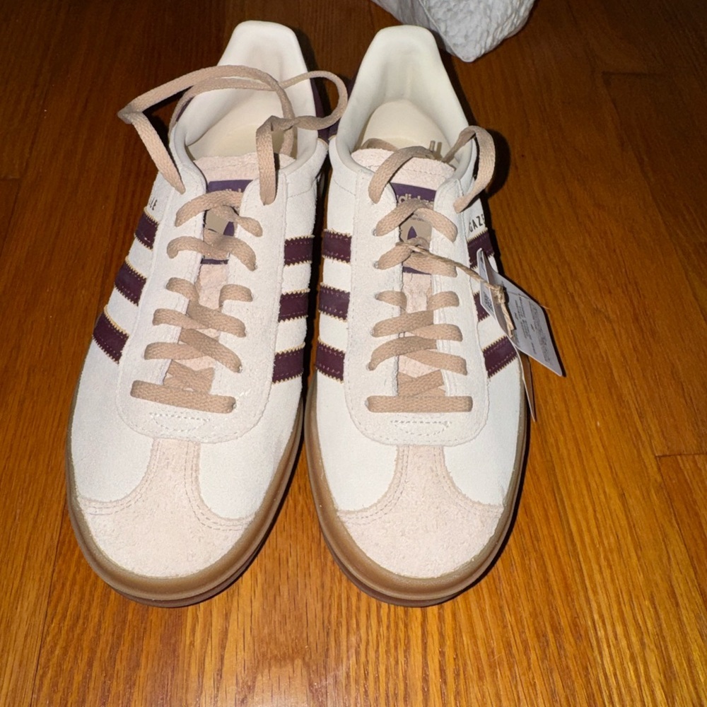 BRAND NEW adidas Gazelle Sneakers in Cream and Burgundy - Picture 2 of 4